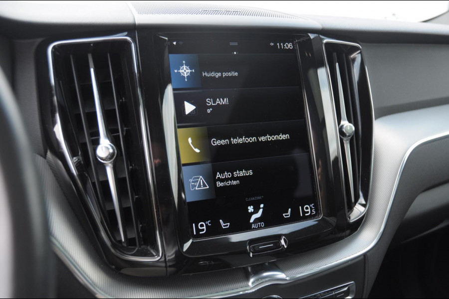 Volvo XC60 T6 340PK Automaat Recharge AWD R-Design / Cruise control / Harman Kardon Audio / Elektrische achterklep / Apple carplay / parkeersensoren met camera / Elektrische stoelen / Panoramadak / Sportstoelen / Stoel - en stuurwielverwarming / Keyless entry