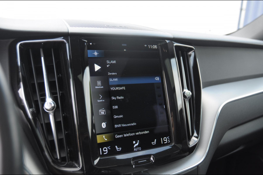 Volvo XC60 T6 340PK Automaat Recharge AWD R-Design / Cruise control / Harman Kardon Audio / Elektrische achterklep / Apple carplay / parkeersensoren met camera / Elektrische stoelen / Panoramadak / Sportstoelen / Stoel - en stuurwielverwarming / Keyless entry