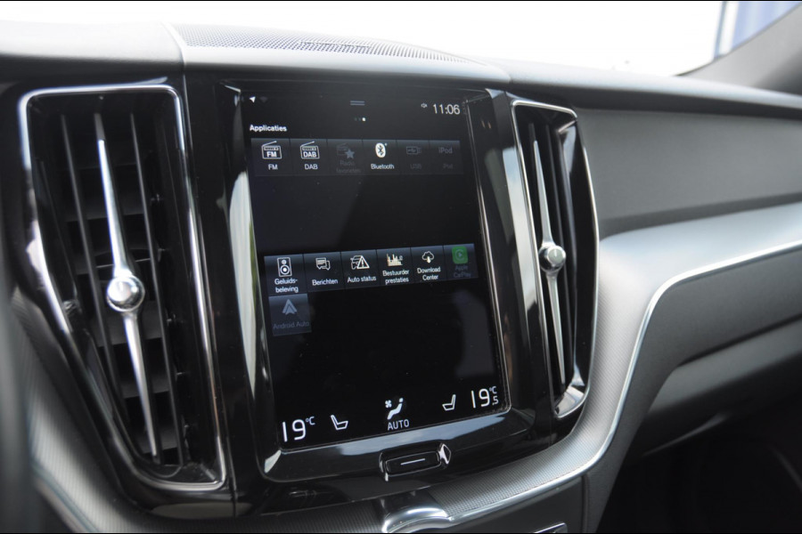 Volvo XC60 T6 340PK Automaat Recharge AWD R-Design / Cruise control / Harman Kardon Audio / Elektrische achterklep / Apple carplay / parkeersensoren met camera / Elektrische stoelen / Panoramadak / Sportstoelen / Stoel - en stuurwielverwarming / Keyless entry