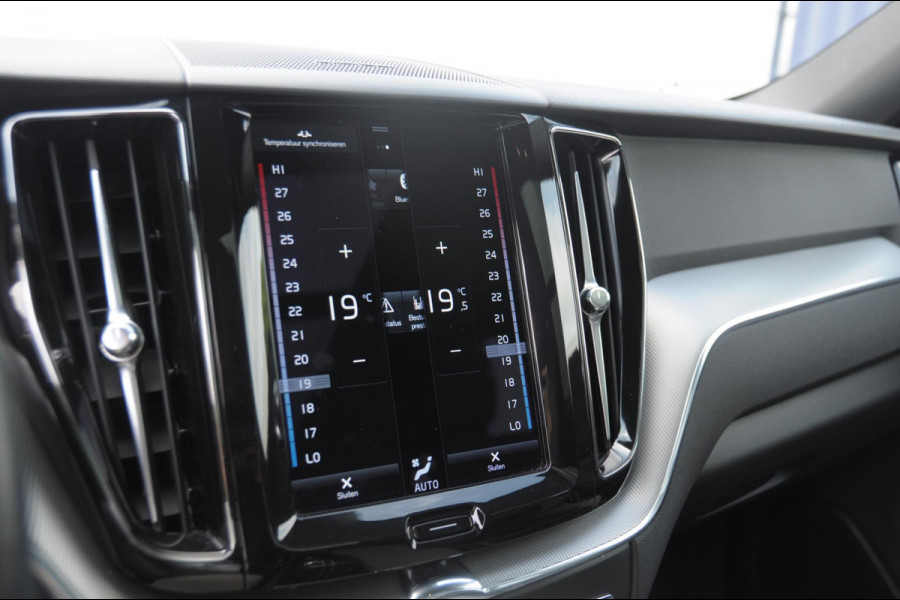 Volvo XC60 T6 340PK Automaat Recharge AWD R-Design / Cruise control / Harman Kardon Audio / Elektrische achterklep / Apple carplay / parkeersensoren met camera / Elektrische stoelen / Panoramadak / Sportstoelen / Stoel - en stuurwielverwarming / Keyless entry