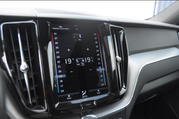 Volvo XC60 T6 340PK Automaat Recharge AWD R-Design / Cruise control / Harman Kardon Audio / Elektrische achterklep / Apple carplay / parkeersensoren met camera / Elektrische stoelen / Panoramadak / Sportstoelen / Stoel - en stuurwielverwarming / Keyless entry