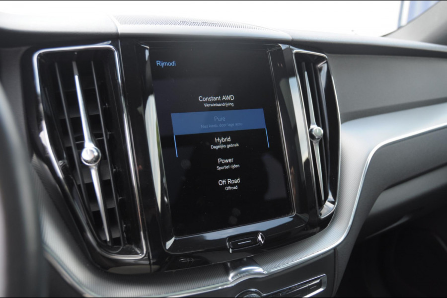 Volvo XC60 T6 340PK Automaat Recharge AWD R-Design / Cruise control / Harman Kardon Audio / Elektrische achterklep / Apple carplay / parkeersensoren met camera / Elektrische stoelen / Panoramadak / Sportstoelen / Stoel - en stuurwielverwarming / Keyless entry