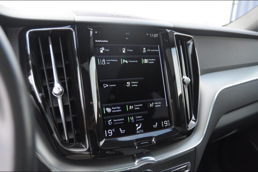 Volvo XC60 T6 340PK Automaat Recharge AWD R-Design / Cruise control / Harman Kardon Audio / Elektrische achterklep / Apple carplay / parkeersensoren met camera / Elektrische stoelen / Panoramadak / Sportstoelen / Stoel - en stuurwielverwarming / Keyless entry