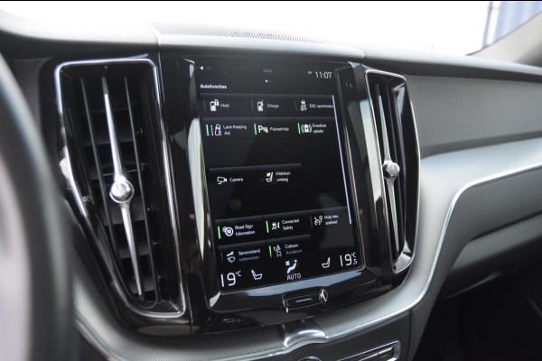 Volvo XC60 T6 340PK Automaat Recharge AWD R-Design / Cruise control / Harman Kardon Audio / Elektrische achterklep / Apple carplay / parkeersensoren met camera / Elektrische stoelen / Panoramadak / Sportstoelen / Stoel - en stuurwielverwarming / Keyless entry