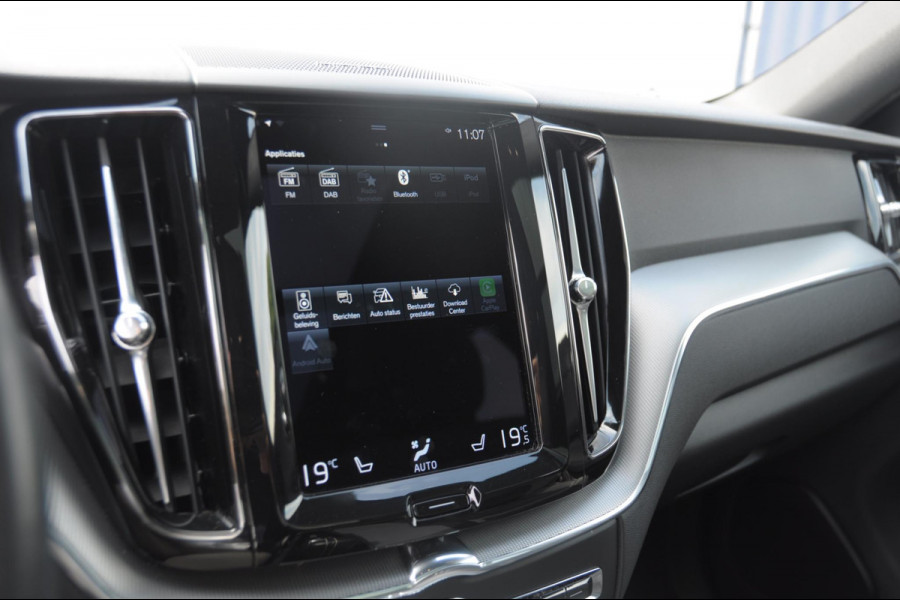 Volvo XC60 T6 340PK Automaat Recharge AWD R-Design / Cruise control / Harman Kardon Audio / Elektrische achterklep / Apple carplay / parkeersensoren met camera / Elektrische stoelen / Panoramadak / Sportstoelen / Stoel - en stuurwielverwarming / Keyless entry
