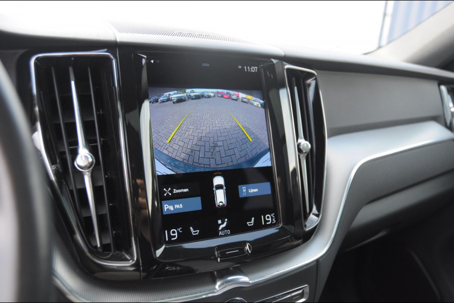 Volvo XC60 T6 340PK Automaat Recharge AWD R-Design / Cruise control / Harman Kardon Audio / Elektrische achterklep / Apple carplay / parkeersensoren met camera / Elektrische stoelen / Panoramadak / Sportstoelen / Stoel - en stuurwielverwarming / Keyless entry