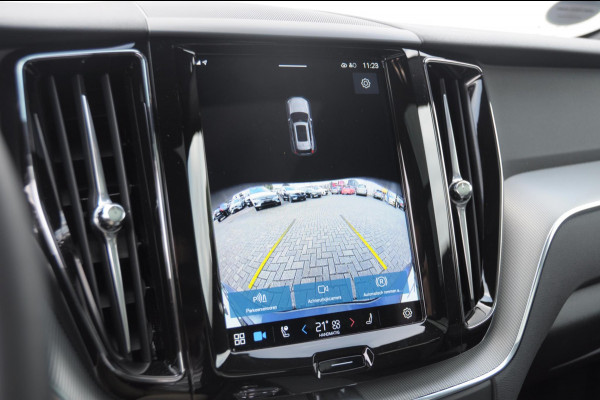 Volvo XC60 T6 350PK Automaat AWD Plus Black Edition / Cruise control / Elektrische achterklep / Apple carplay / parkeersensoren met camera / Elektrische stoelen / Panoramadak / Sportstoelen / Stoel - en stuurwielverwarming / Keyless entry