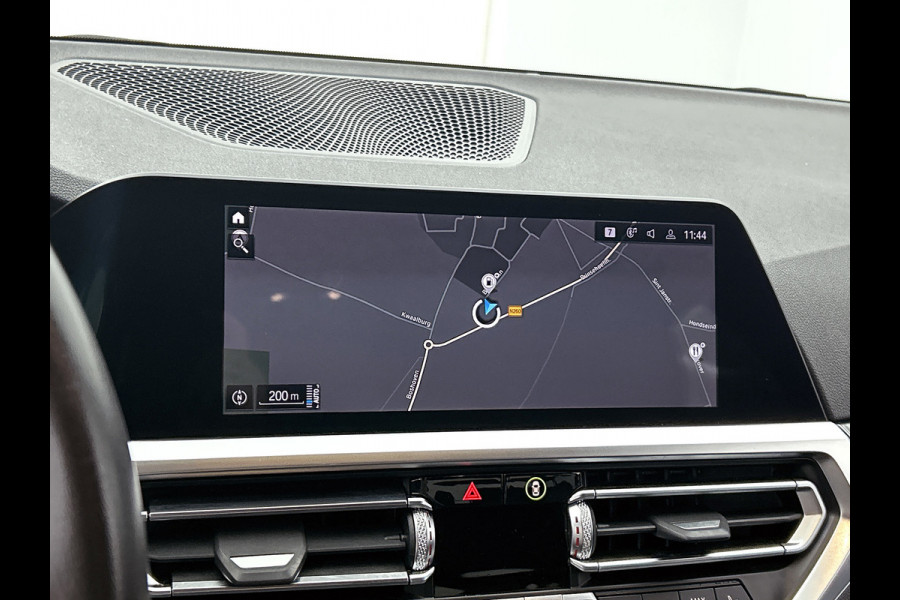 BMW 3-serie 330e eDrive Edition Sport-Line (NL-auto, Dealer OnderH, Sfeerverlichting, Camera, StoelV, Cruise, Leder, Etc)