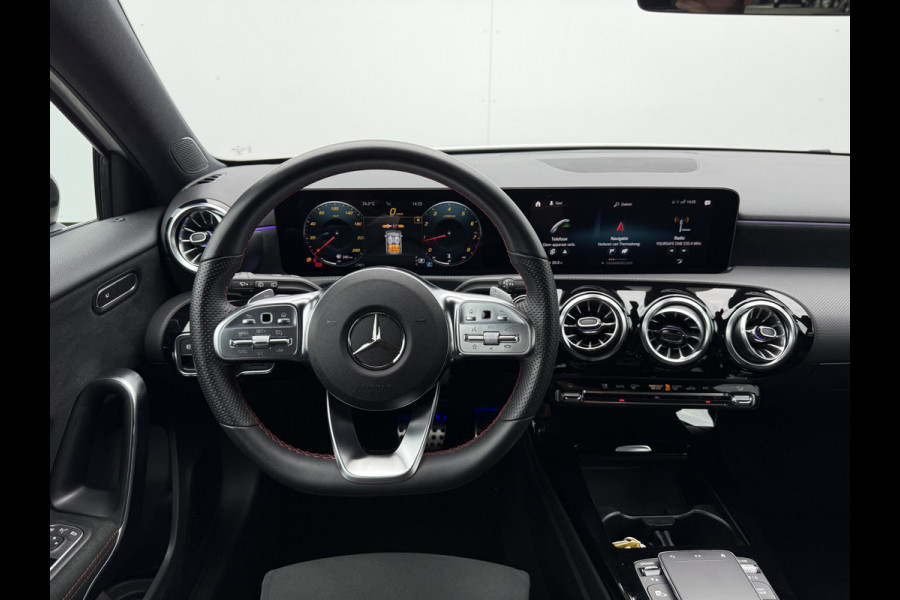 Mercedes-Benz A-Klasse 180 Business Solution AMG | Pano | MBUX | Ambient Light | Camera | Keyless | LED | DAB+