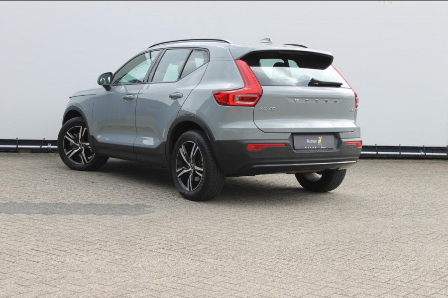 Volvo XC40 B4 211pk Automaat Plus Dark Google infotainment / Adaptieve cruise control / Verwarmbare voorstoelen en stuurwiel / Elektrisch bedienbare bestuurdersstoel met geheugen / Semi elektrisch wegklapbare trekhaak