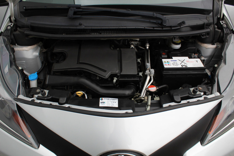Toyota Aygo 1.0-70pk VVT-i x-fun 5drs. Keurige Toyota Aygo 5drs. Slechts 24,- wegenbelasting per mnd.  Airco, metallic lak, 5 deuren, ABS/ESP, telefoonvoorb., USB, elektr. ramen voor, centr. vergr. afst. bed.