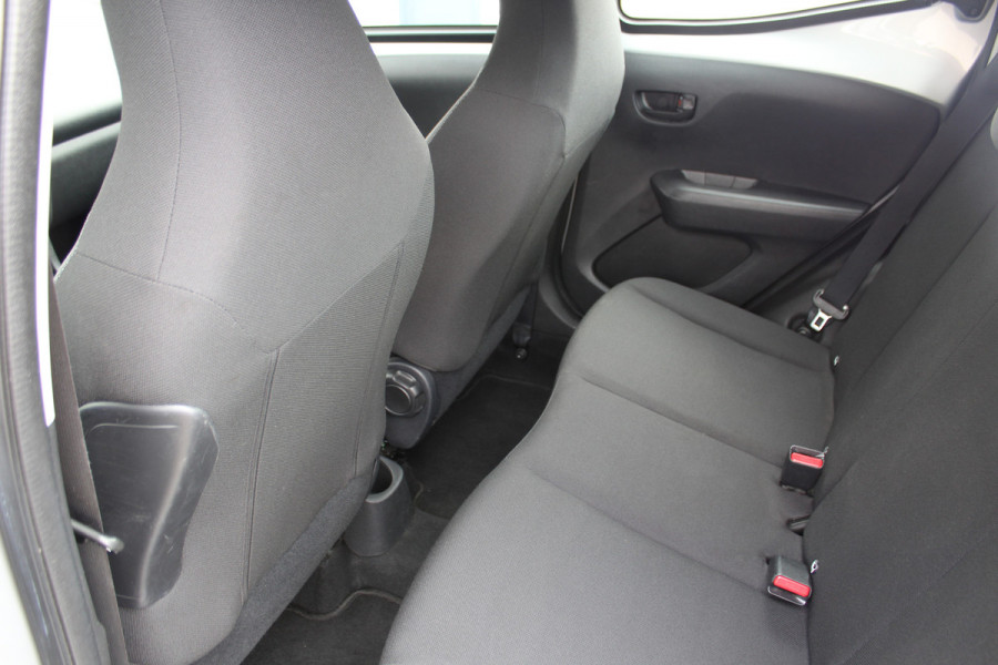 Toyota Aygo 1.0-70pk VVT-i x-fun 5drs. Keurige Toyota Aygo 5drs. Slechts 24,- wegenbelasting per mnd.  Airco, metallic lak, 5 deuren, ABS/ESP, telefoonvoorb., USB, elektr. ramen voor, centr. vergr. afst. bed.