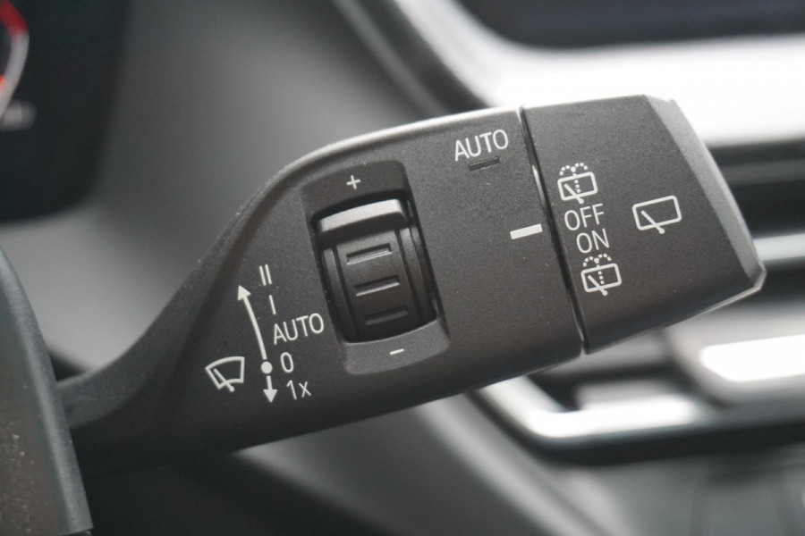 BMW 1-serie 118i 140PK Automaat Sport-line/Panodak/Camera/ Parking Pack