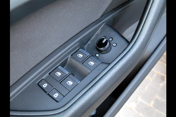 Audi e-tron 55 quattro edition 95 kWh | Cruise Control | Parkeersensoren | DAB | NL-Auto |