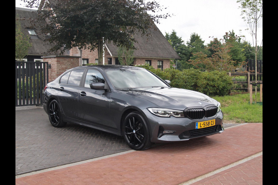 BMW 3-serie 320i Business Edition | Apple Carplay | Trekhaak | Cruise Control | Automaat | Parkeersensoren |