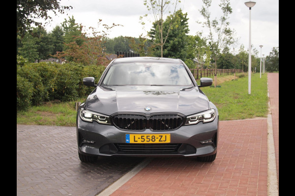BMW 3-serie 320i Business Edition | Apple Carplay | Trekhaak | Cruise Control | Automaat | Parkeersensoren |