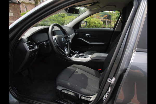 BMW 3-serie 320i Business Edition | Apple Carplay | Trekhaak | Cruise Control | Automaat | Parkeersensoren |