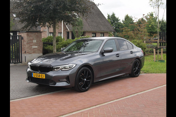 BMW 3-serie 320i Business Edition | Apple Carplay | Trekhaak | Cruise Control | Automaat | Parkeersensoren |