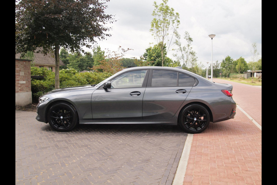 BMW 3-serie 320i Business Edition | Apple Carplay | Trekhaak | Cruise Control | Automaat | Parkeersensoren |