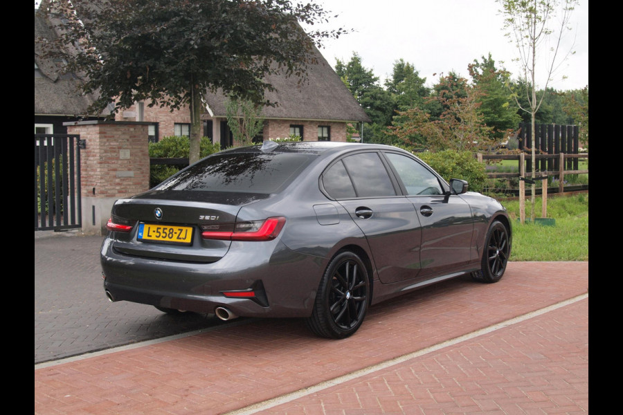 BMW 3-serie 320i Business Edition | Apple Carplay | Trekhaak | Cruise Control | Automaat | Parkeersensoren |