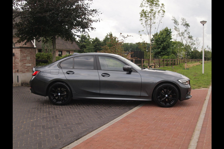 BMW 3-serie 320i Business Edition | Apple Carplay | Trekhaak | Cruise Control | Automaat | Parkeersensoren |