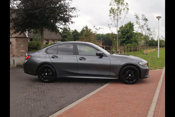 BMW 3-serie 320i Business Edition | Apple Carplay | Trekhaak | Cruise Control | Automaat | Parkeersensoren |