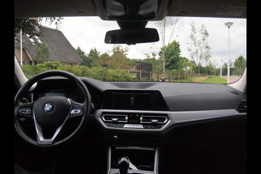 BMW 3-serie 320i Business Edition | Apple Carplay | Trekhaak | Cruise Control | Automaat | Parkeersensoren |