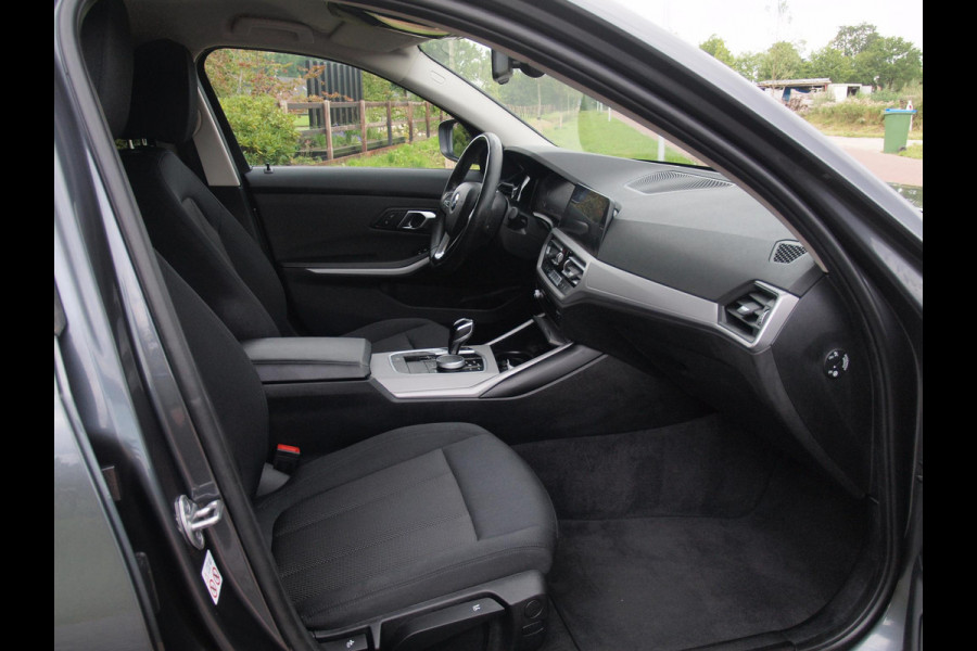BMW 3-serie 320i Business Edition | Apple Carplay | Trekhaak | Cruise Control | Automaat | Parkeersensoren |