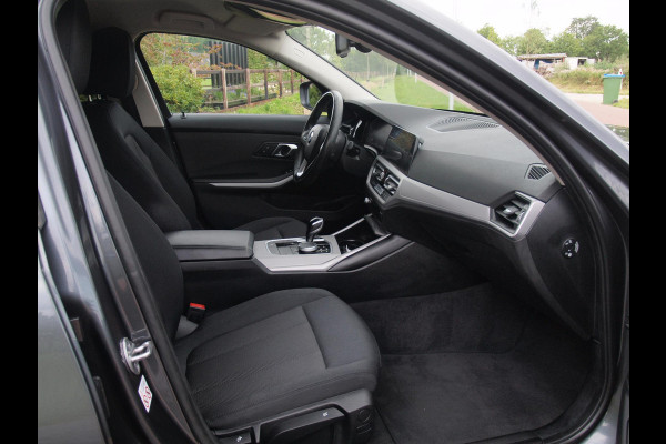 BMW 3-serie 320i Business Edition | Apple Carplay | Trekhaak | Cruise Control | Automaat | Parkeersensoren |