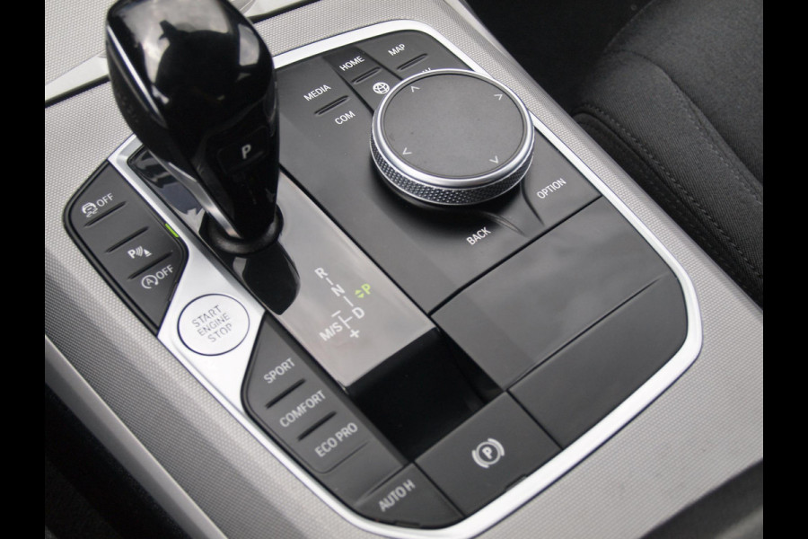 BMW 3-serie 320i Business Edition | Apple Carplay | Trekhaak | Cruise Control | Automaat | Parkeersensoren |
