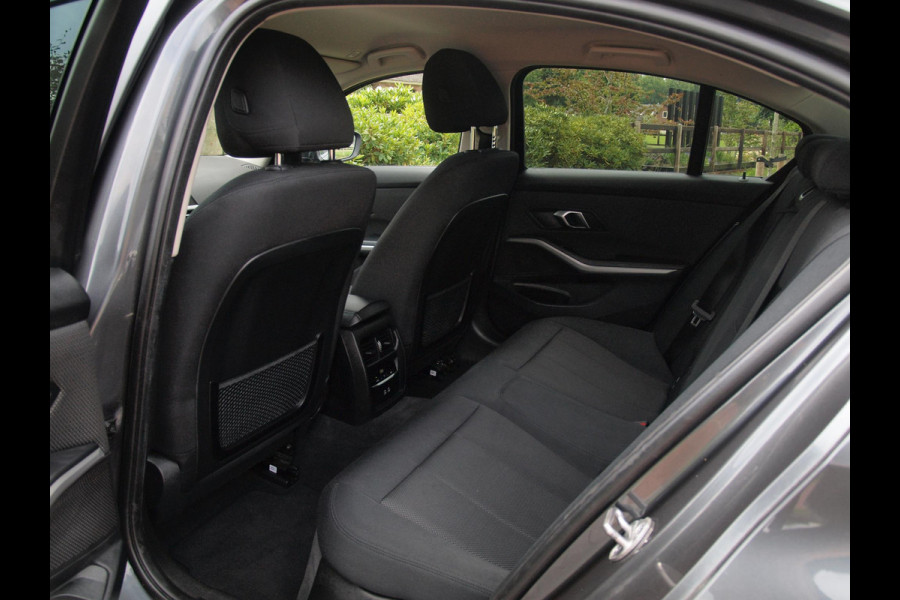 BMW 3-serie 320i Business Edition | Apple Carplay | Trekhaak | Cruise Control | Automaat | Parkeersensoren |