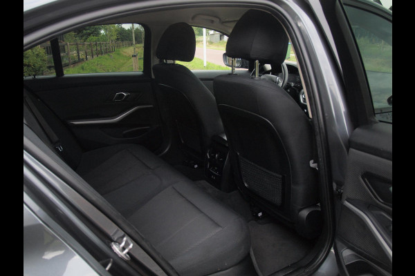BMW 3-serie 320i Business Edition | Apple Carplay | Trekhaak | Cruise Control | Automaat | Parkeersensoren |