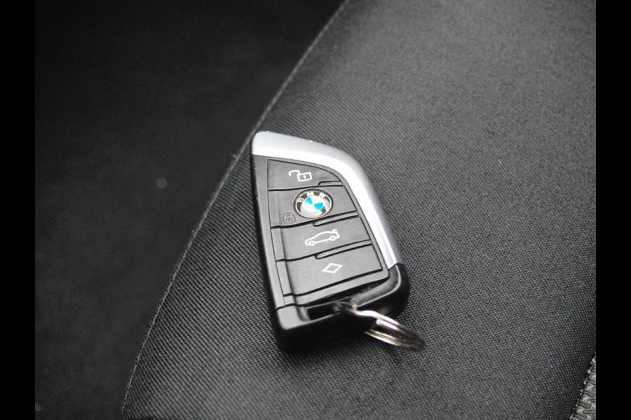 BMW 3-serie 320i Business Edition | Apple Carplay | Trekhaak | Cruise Control | Automaat | Parkeersensoren |