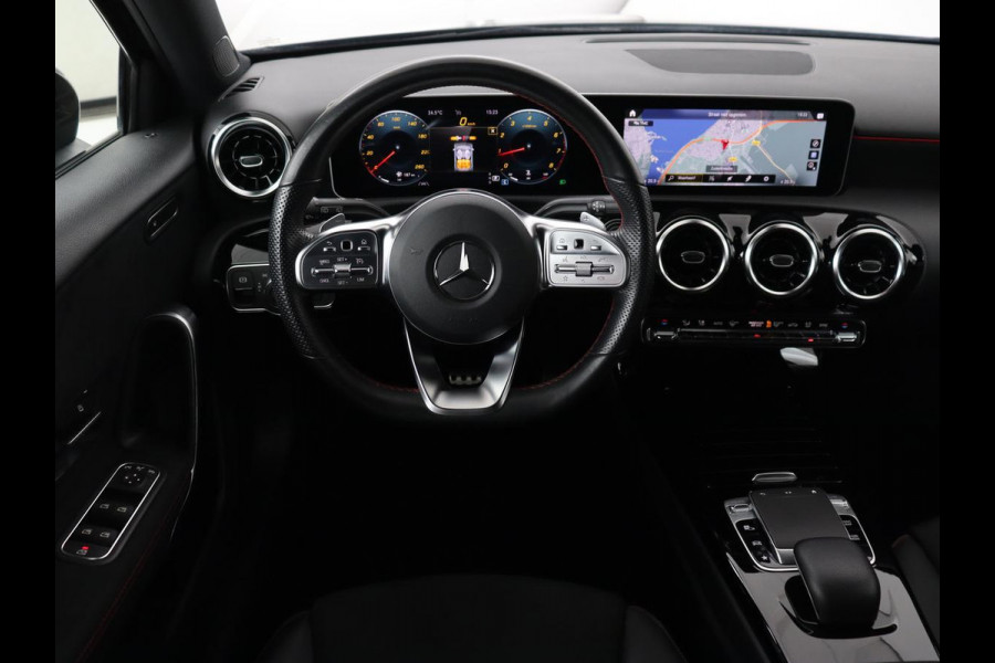 Mercedes-Benz A-Klasse 180 AMG Night Upgrade | Camera | Widescreen | Stoelverwarming | Full LED | Park Assist | Navigatie | Alcantara
