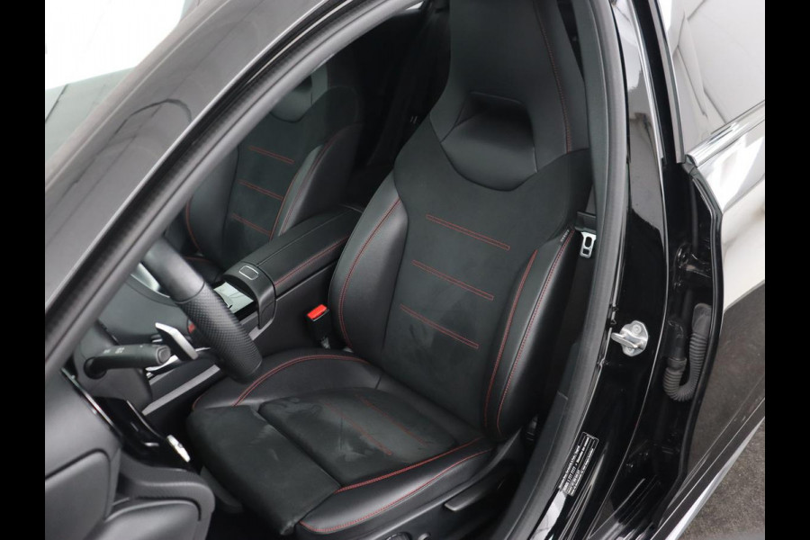 Mercedes-Benz A-Klasse 180 AMG Night Upgrade | Camera | Widescreen | Stoelverwarming | Full LED | Park Assist | Navigatie | Alcantara