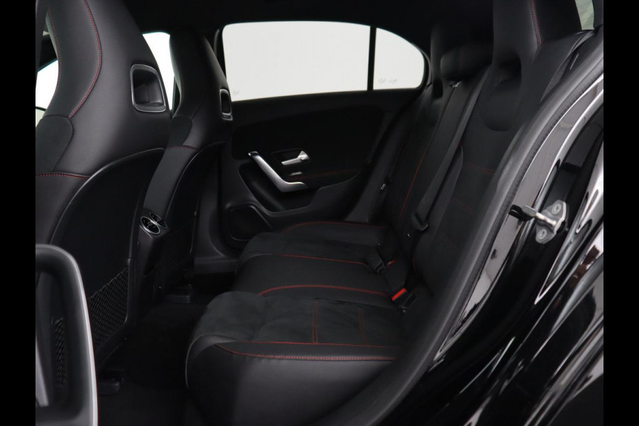 Mercedes-Benz A-Klasse 180 AMG Night Upgrade | Camera | Widescreen | Stoelverwarming | Full LED | Park Assist | Navigatie | Alcantara