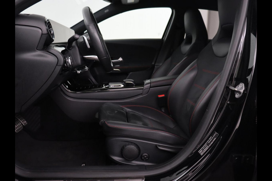 Mercedes-Benz A-Klasse 180 AMG Night Upgrade | Camera | Widescreen | Stoelverwarming | Full LED | Park Assist | Navigatie | Alcantara