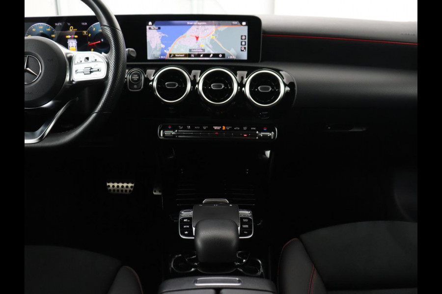 Mercedes-Benz A-Klasse 180 AMG Night Upgrade | Camera | Widescreen | Stoelverwarming | Full LED | Park Assist | Navigatie | Alcantara