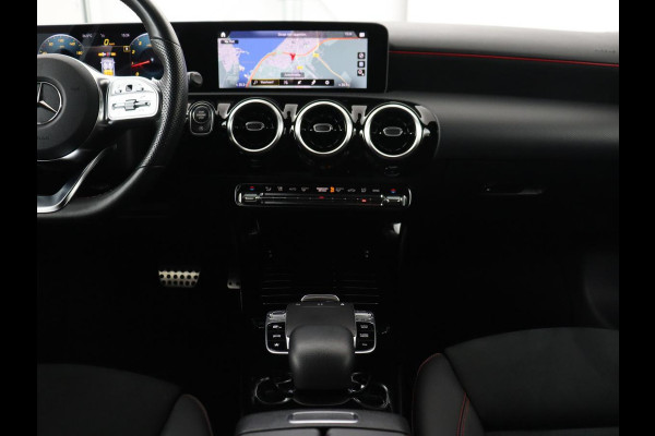 Mercedes-Benz A-Klasse 180 AMG Night Upgrade | Camera | Widescreen | Stoelverwarming | Full LED | Park Assist | Navigatie | Alcantara