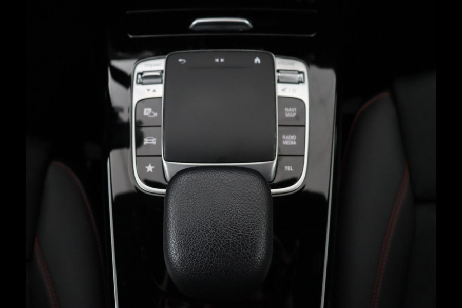 Mercedes-Benz A-Klasse 180 AMG Night Upgrade | Camera | Widescreen | Stoelverwarming | Full LED | Park Assist | Navigatie | Alcantara