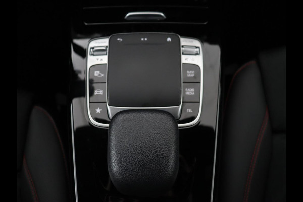 Mercedes-Benz A-Klasse 180 AMG Night Upgrade | Camera | Widescreen | Stoelverwarming | Full LED | Park Assist | Navigatie | Alcantara