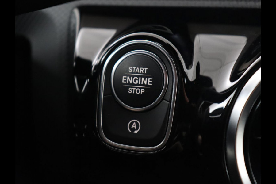 Mercedes-Benz A-Klasse 180 AMG Night Upgrade | Camera | Widescreen | Stoelverwarming | Full LED | Park Assist | Navigatie | Alcantara