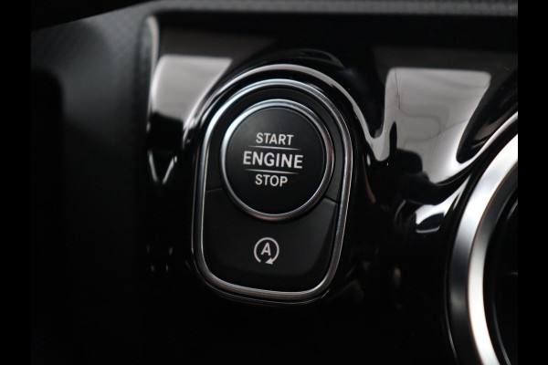 Mercedes-Benz A-Klasse 180 AMG Night Upgrade | Camera | Widescreen | Stoelverwarming | Full LED | Park Assist | Navigatie | Alcantara