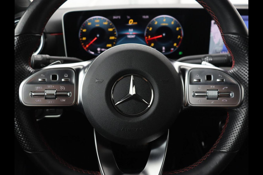 Mercedes-Benz A-Klasse 180 AMG Night Upgrade | Camera | Widescreen | Stoelverwarming | Full LED | Park Assist | Navigatie | Alcantara