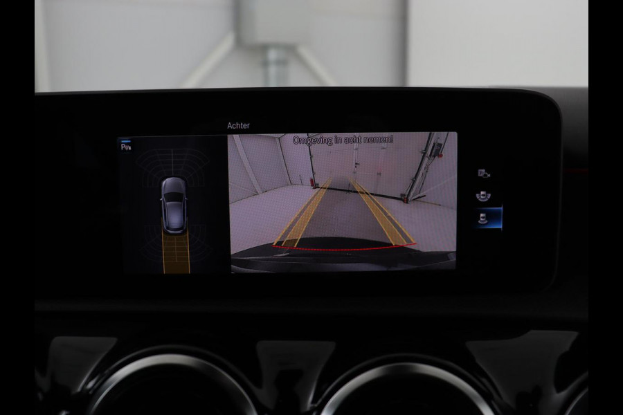 Mercedes-Benz A-Klasse 180 AMG Night Upgrade | Camera | Widescreen | Stoelverwarming | Full LED | Park Assist | Navigatie | Alcantara