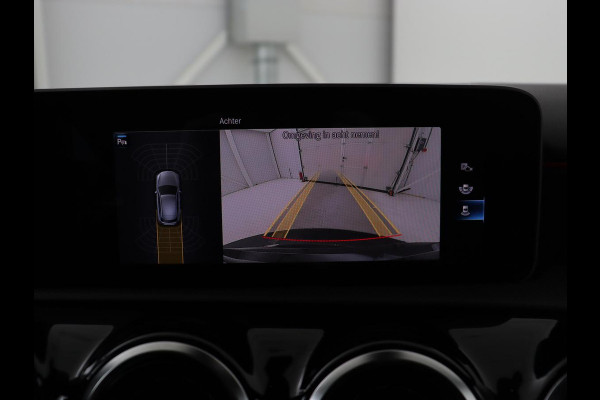 Mercedes-Benz A-Klasse 180 AMG Night Upgrade | Camera | Widescreen | Stoelverwarming | Full LED | Park Assist | Navigatie | Alcantara