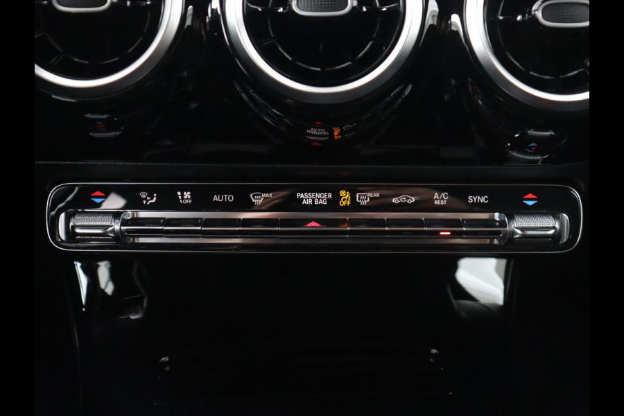 Mercedes-Benz A-Klasse 180 AMG Night Upgrade | Camera | Widescreen | Stoelverwarming | Full LED | Park Assist | Navigatie | Alcantara