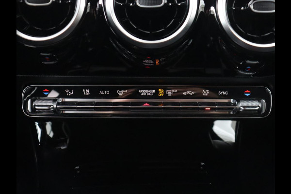 Mercedes-Benz A-Klasse 180 AMG Night Upgrade | Camera | Widescreen | Stoelverwarming | Full LED | Park Assist | Navigatie | Alcantara
