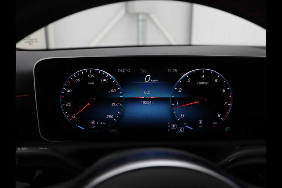 Mercedes-Benz A-Klasse 180 AMG Night Upgrade | Camera | Widescreen | Stoelverwarming | Full LED | Park Assist | Navigatie | Alcantara