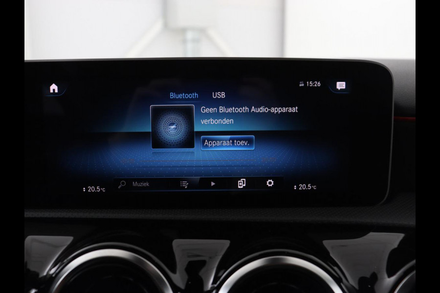 Mercedes-Benz A-Klasse 180 AMG Night Upgrade | Camera | Widescreen | Stoelverwarming | Full LED | Park Assist | Navigatie | Alcantara